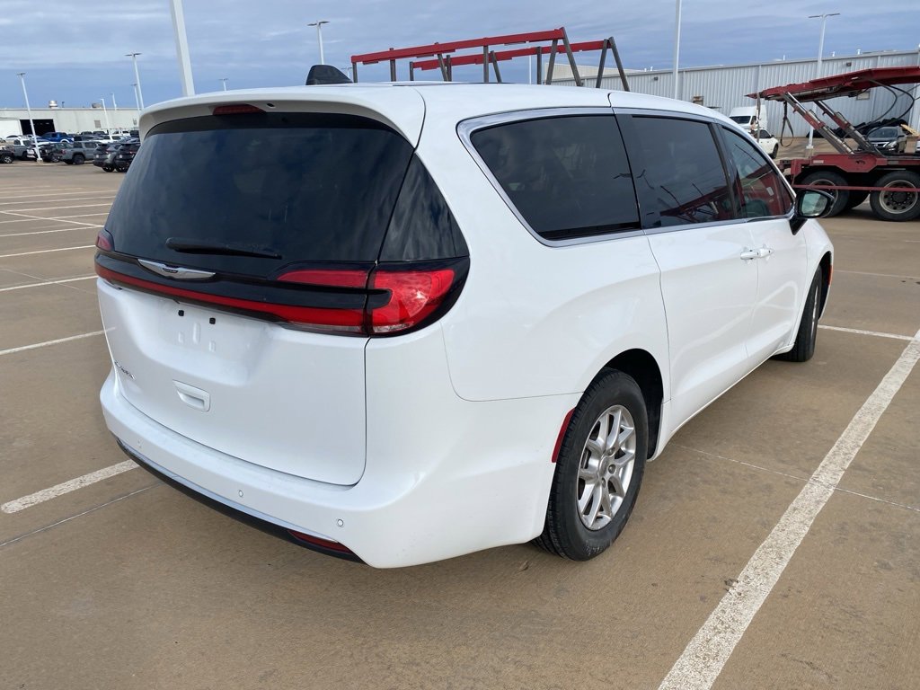 Used 2025 Chrysler Pacifica Select image 4
