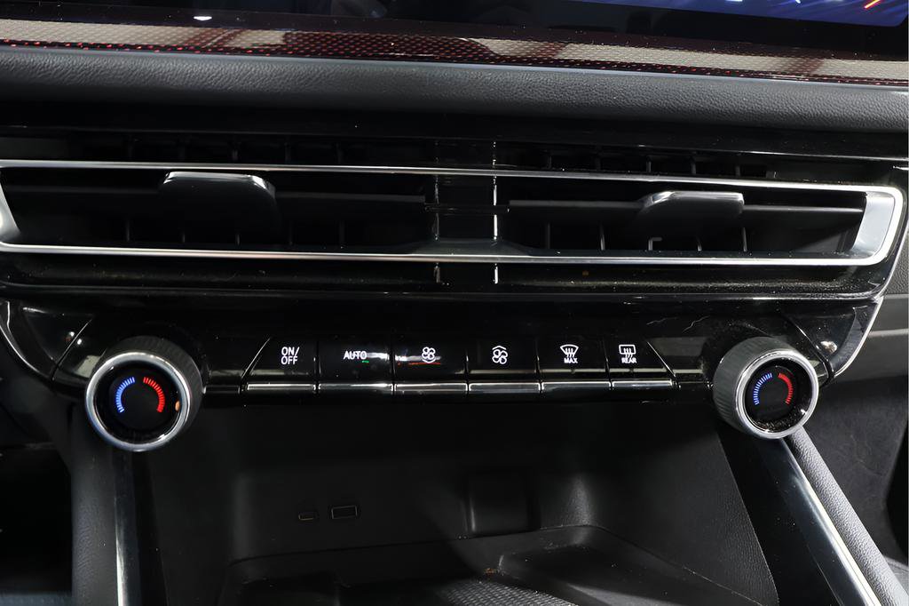 Used 2025 Chevrolet Traverse RS AWD/4WD image 11