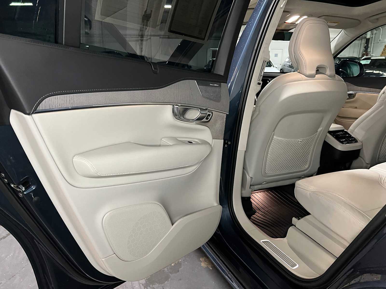 Used 2024 Volvo XC90 B6 Ultimate w/ Lounge Package image 18