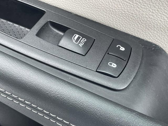 Used 2024 Chrysler Pacifica Touring-L image 18