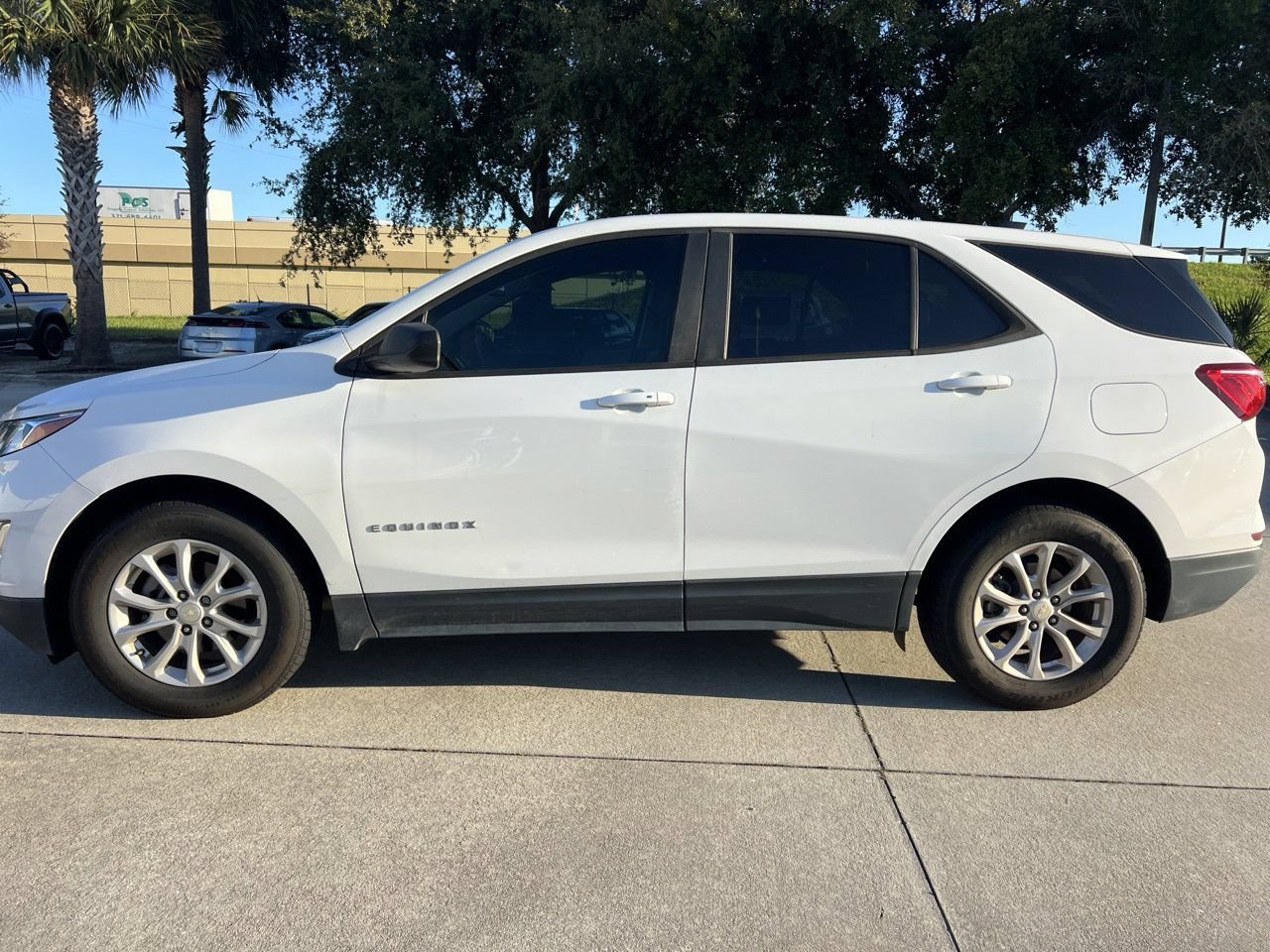 Used 2021 Chevrolet Equinox LS w/ LS Convenience Package FWD image 2