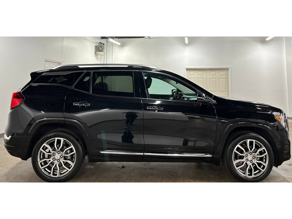 Used 2024 GMC Terrain Denali w/ Denali Premium Package AWD/4WD image 9