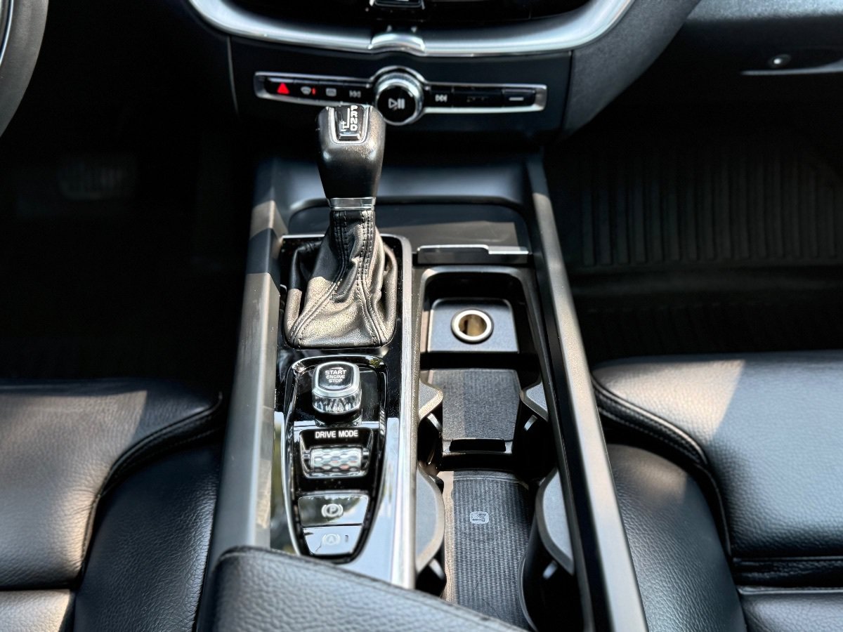 Used 2019 Volvo XC60 T5 Momentum w/ Premium Package AWD/4WD image 31