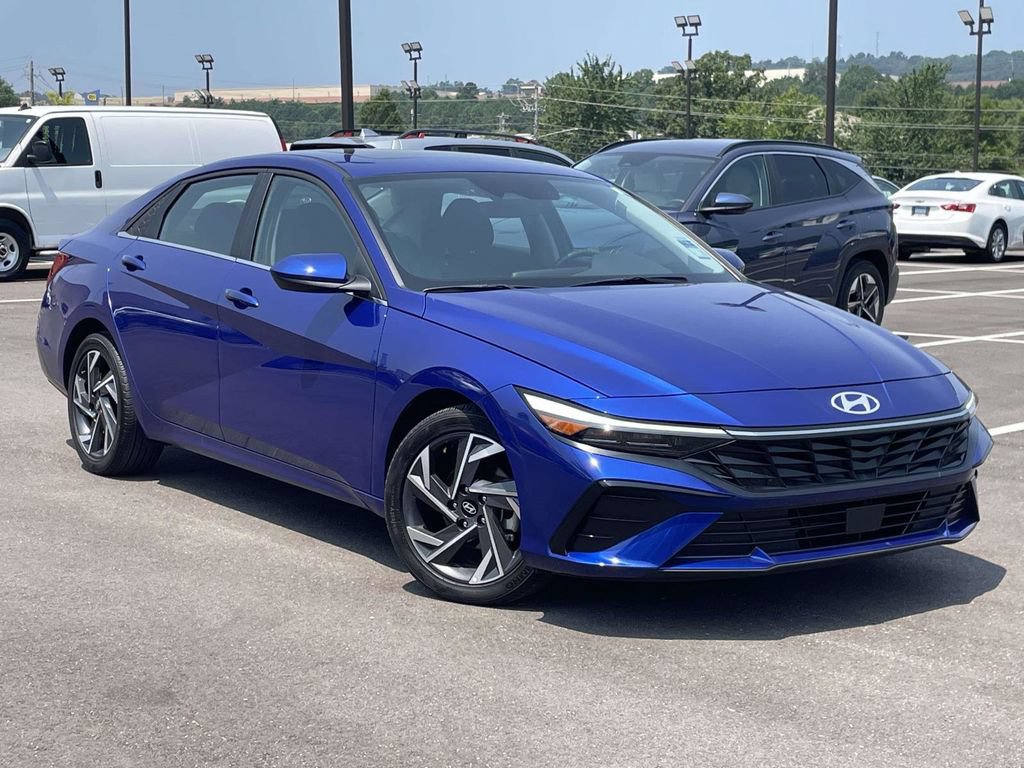 Certified 2025 Hyundai Elantra SEL FWD image 1