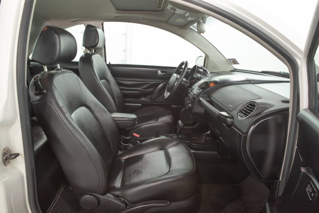 Used 2010 Volkswagen Beetle Coupe FWD image 15