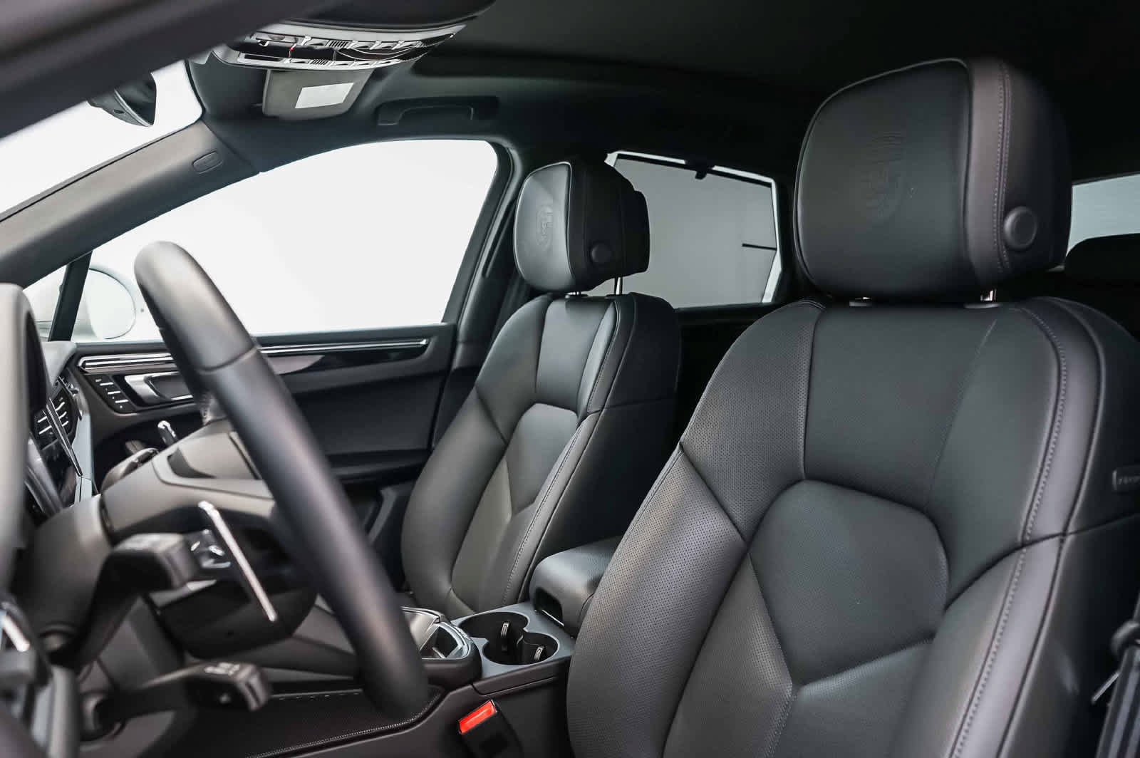 Certified 2026 Porsche Macan AWD/4WD image 5
