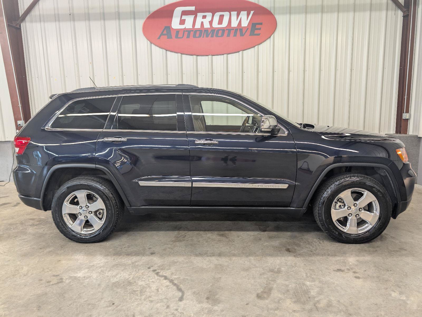 Used 2011 Jeep Grand Cherokee Overland AWD/4WD image 12