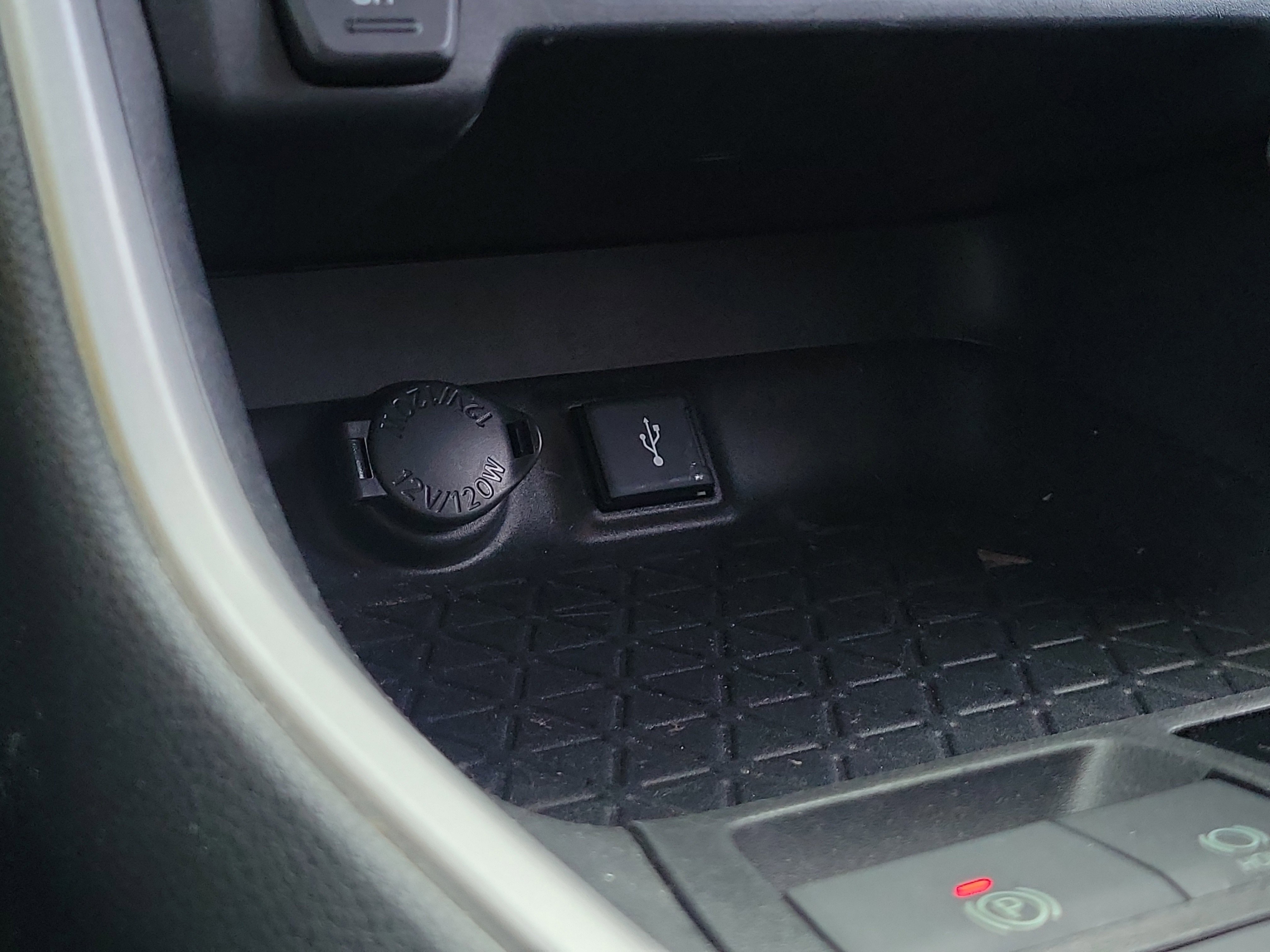 Used 2020 Toyota RAV4 LE image 29