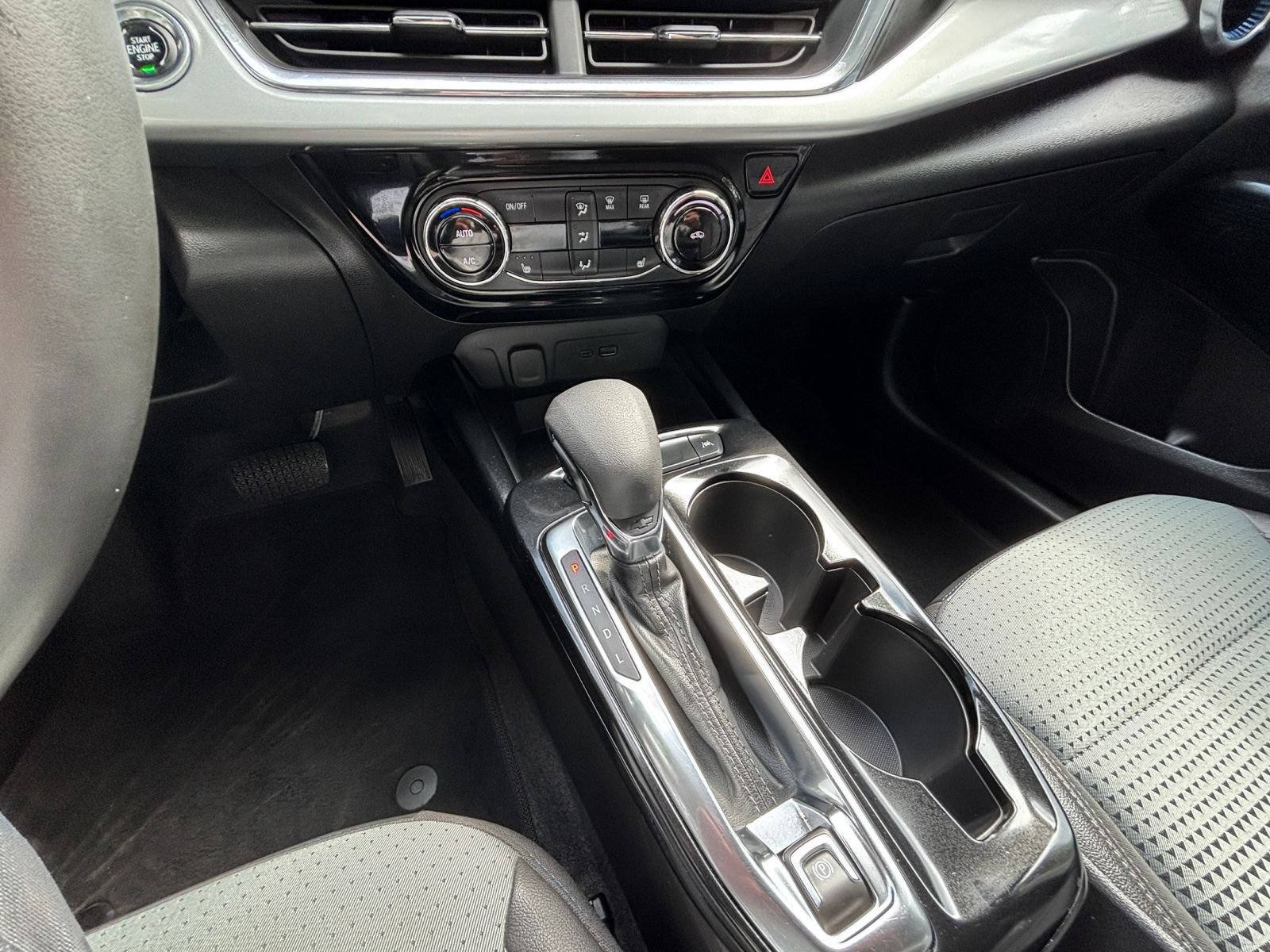 Used 2025 Chevrolet Trax LT w/ LT Convenience Package FWD image 41