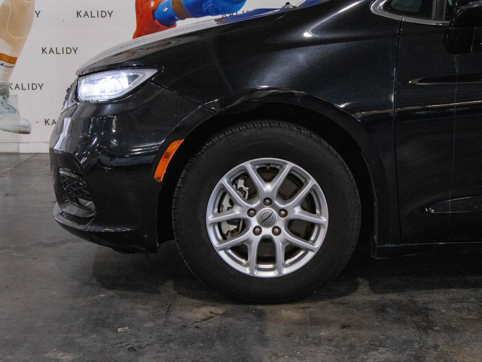 Used 2022 Chrysler Pacifica Touring-L image 15