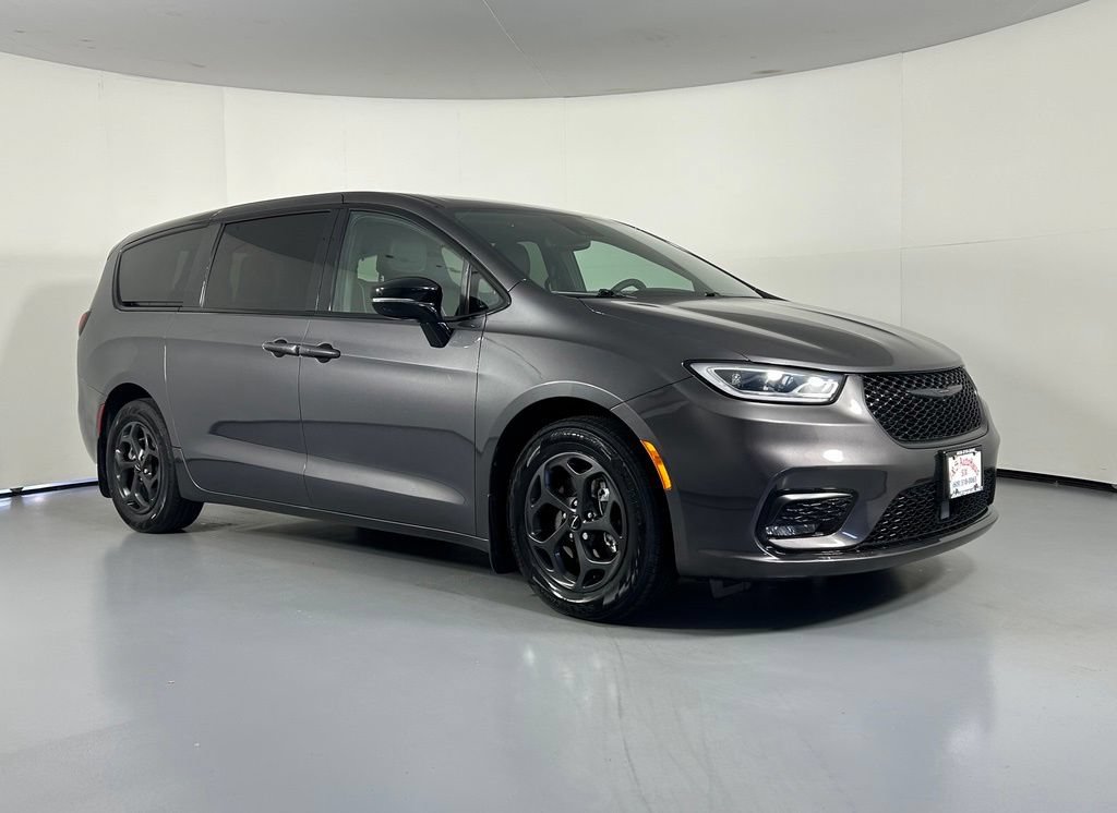 Used 2023 Chrysler Pacifica Limited w/ Uconnect Theater Family Group FWD image 1