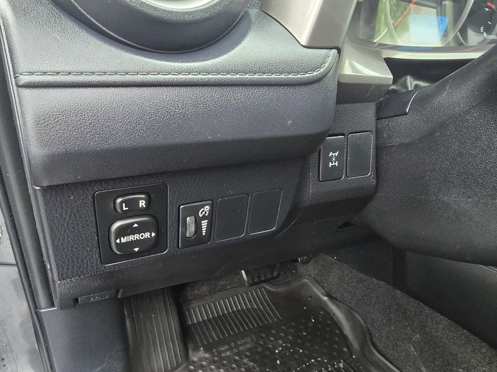 Used 2016 Toyota RAV4 LE AWD/4WD image 18