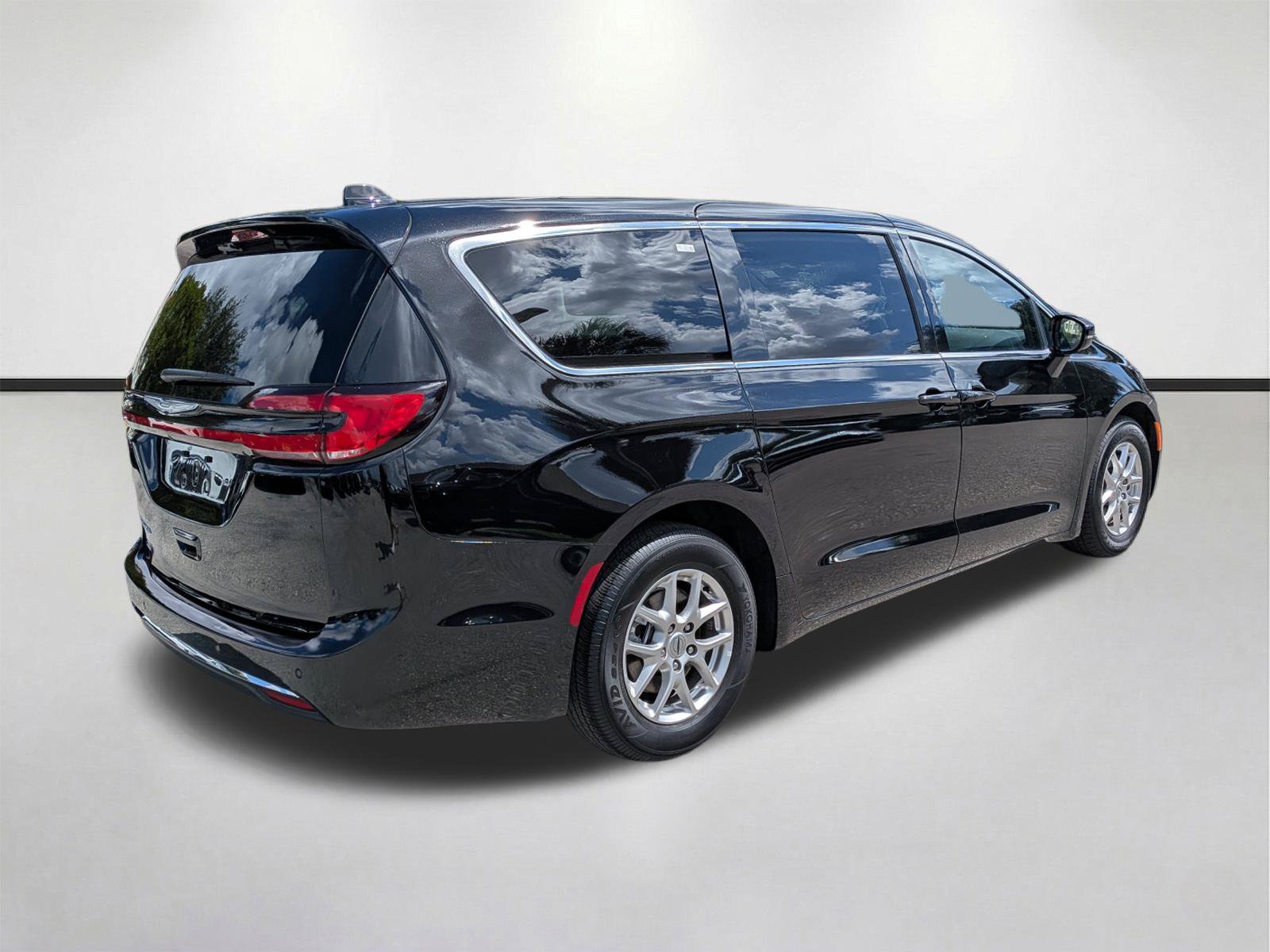 Used 2025 Chrysler Pacifica Select FWD image 4