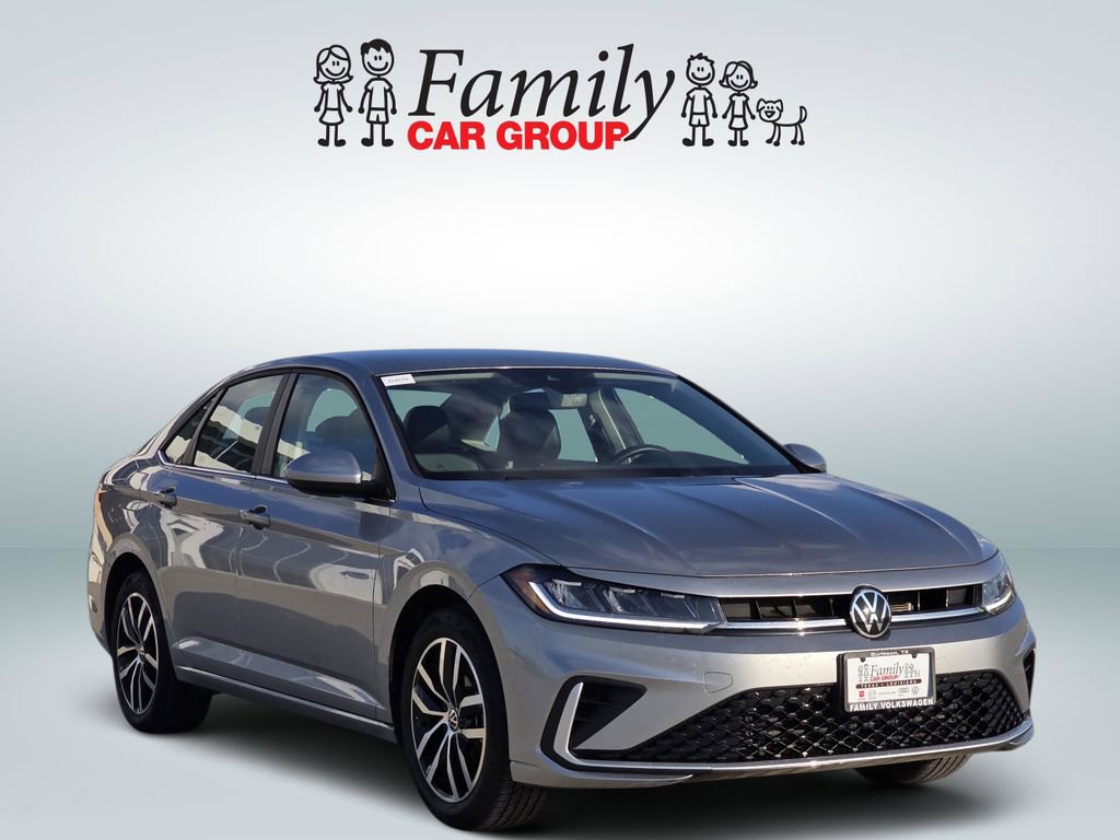 Used 2025 Volkswagen Jetta SE image 2