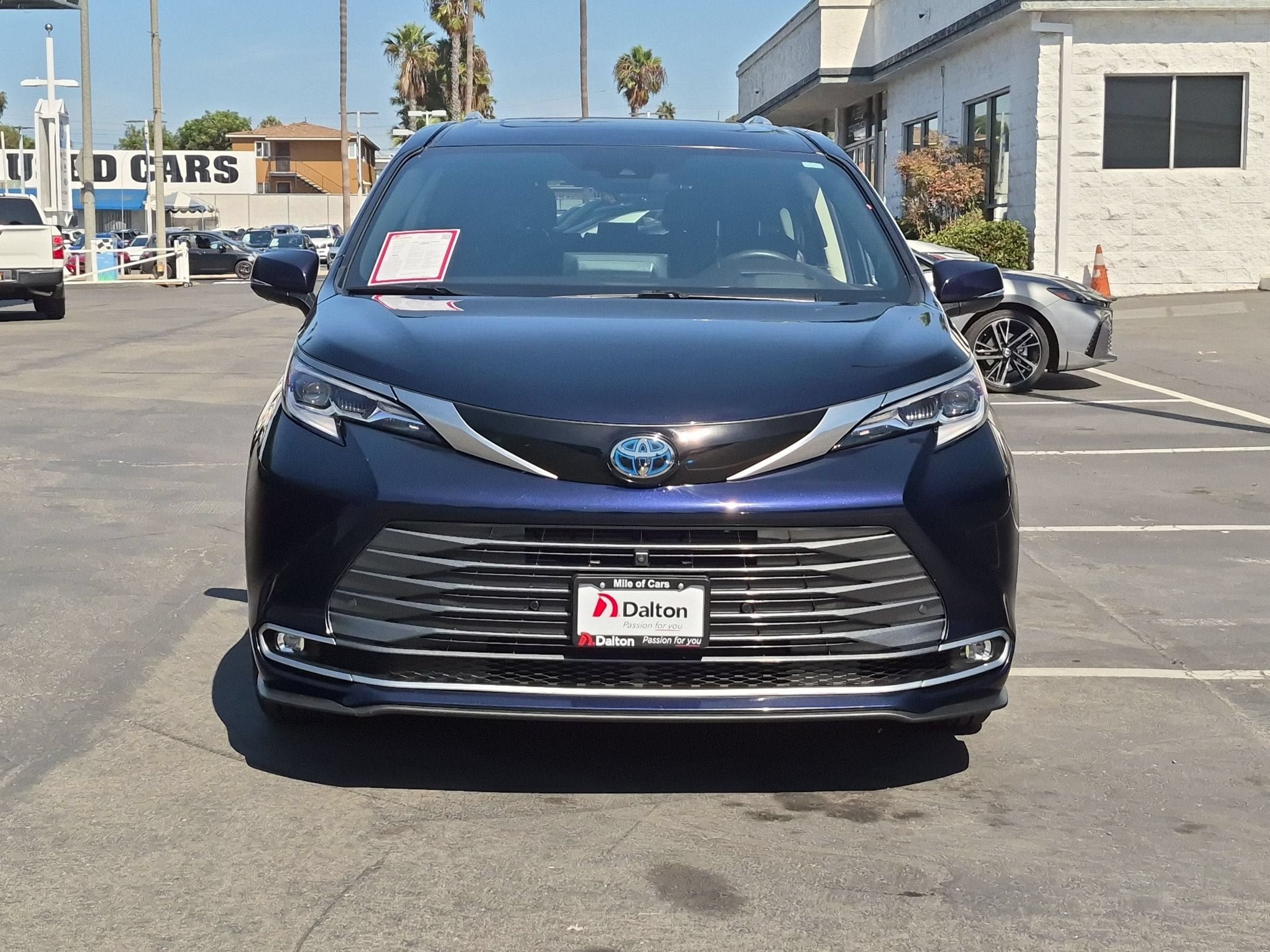 Used 2023 Toyota Sienna Platinum AWD/4WD image 3