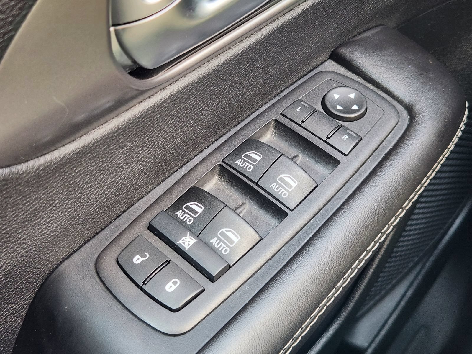 Used 2026 Chrysler Pacifica Select FWD image 31