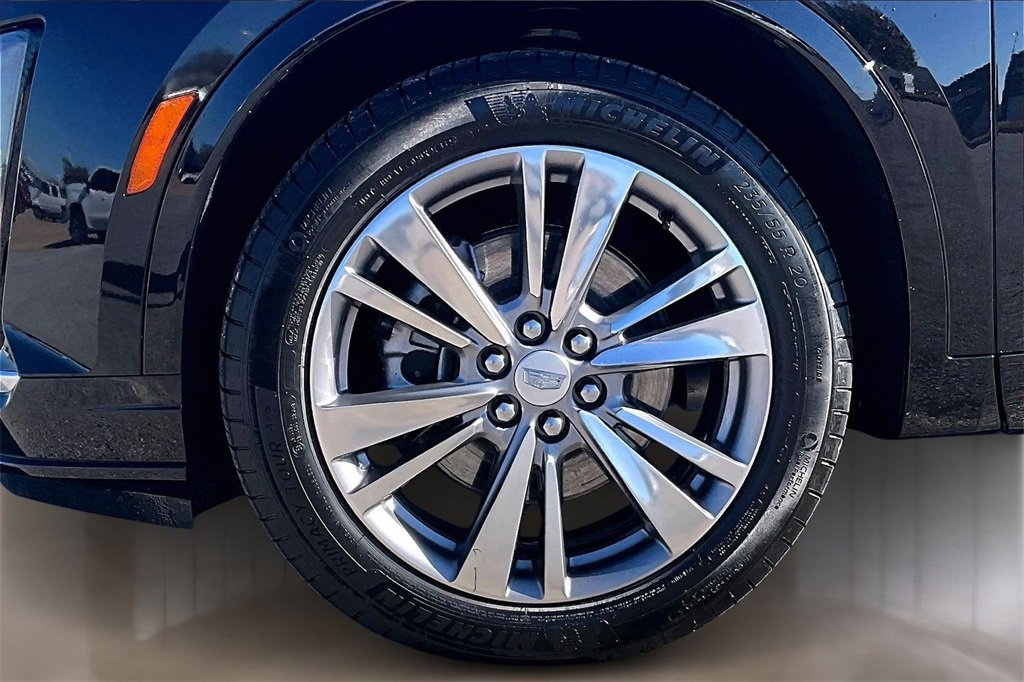 Used 2025 Cadillac XT6 Premium Luxury image 8