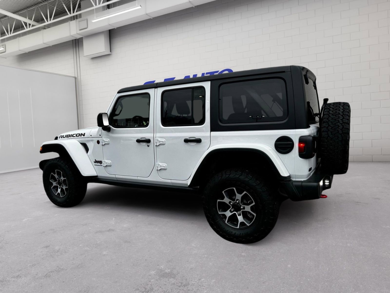 Used 2023 Jeep Wrangler Unlimited Rubicon AWD/4WD image 3