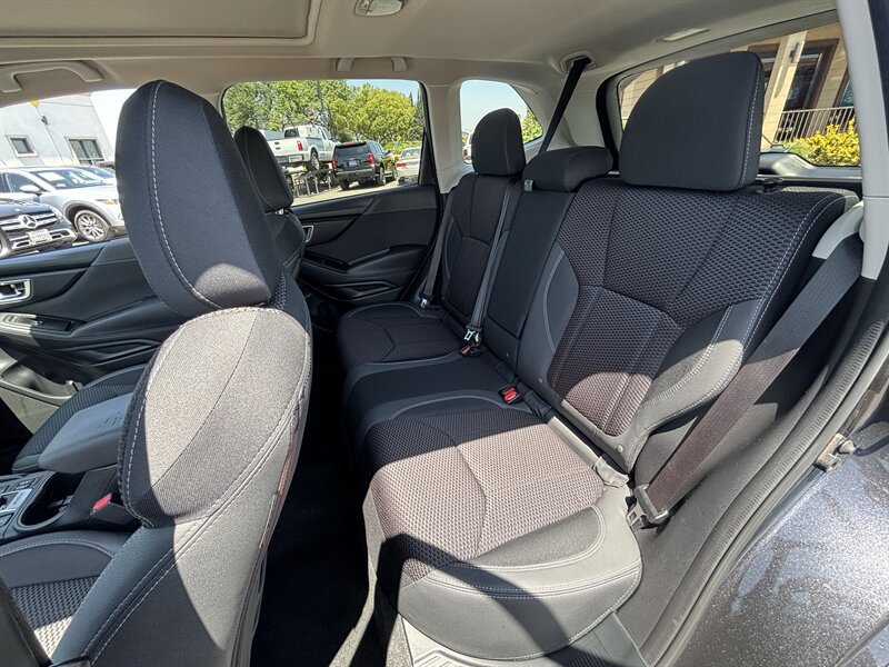 Used 2019 Subaru Forester Premium AWD/4WD image 18