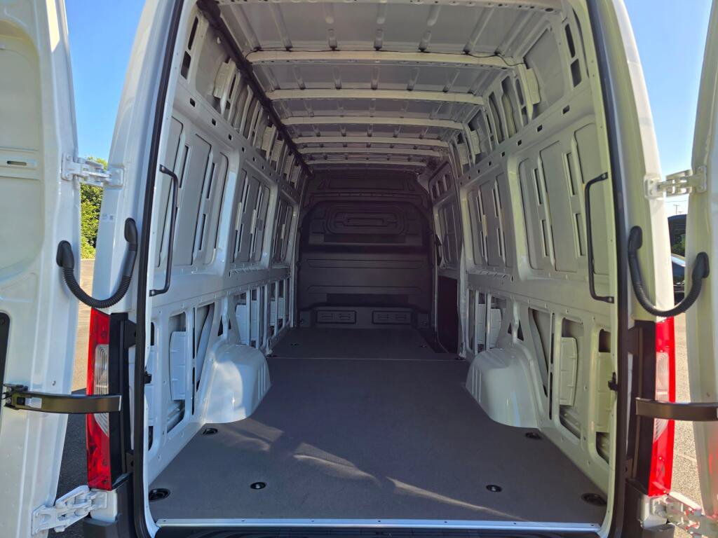 New 2025 Mercedes-Benz eSprinter 170 Cargo image 17