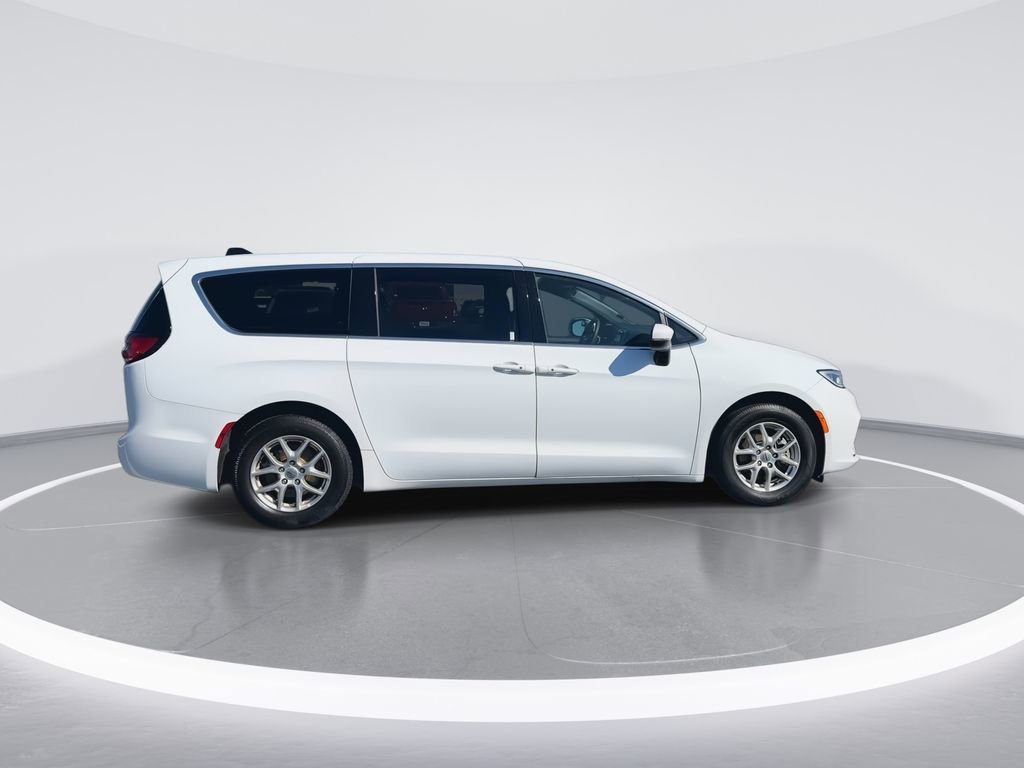 Used 2023 Chrysler Pacifica Touring FWD image 9