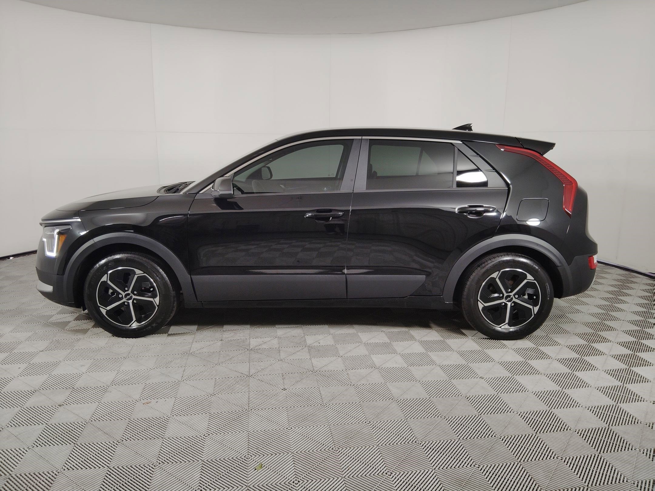 Used 2023 Kia Niro LX image 2