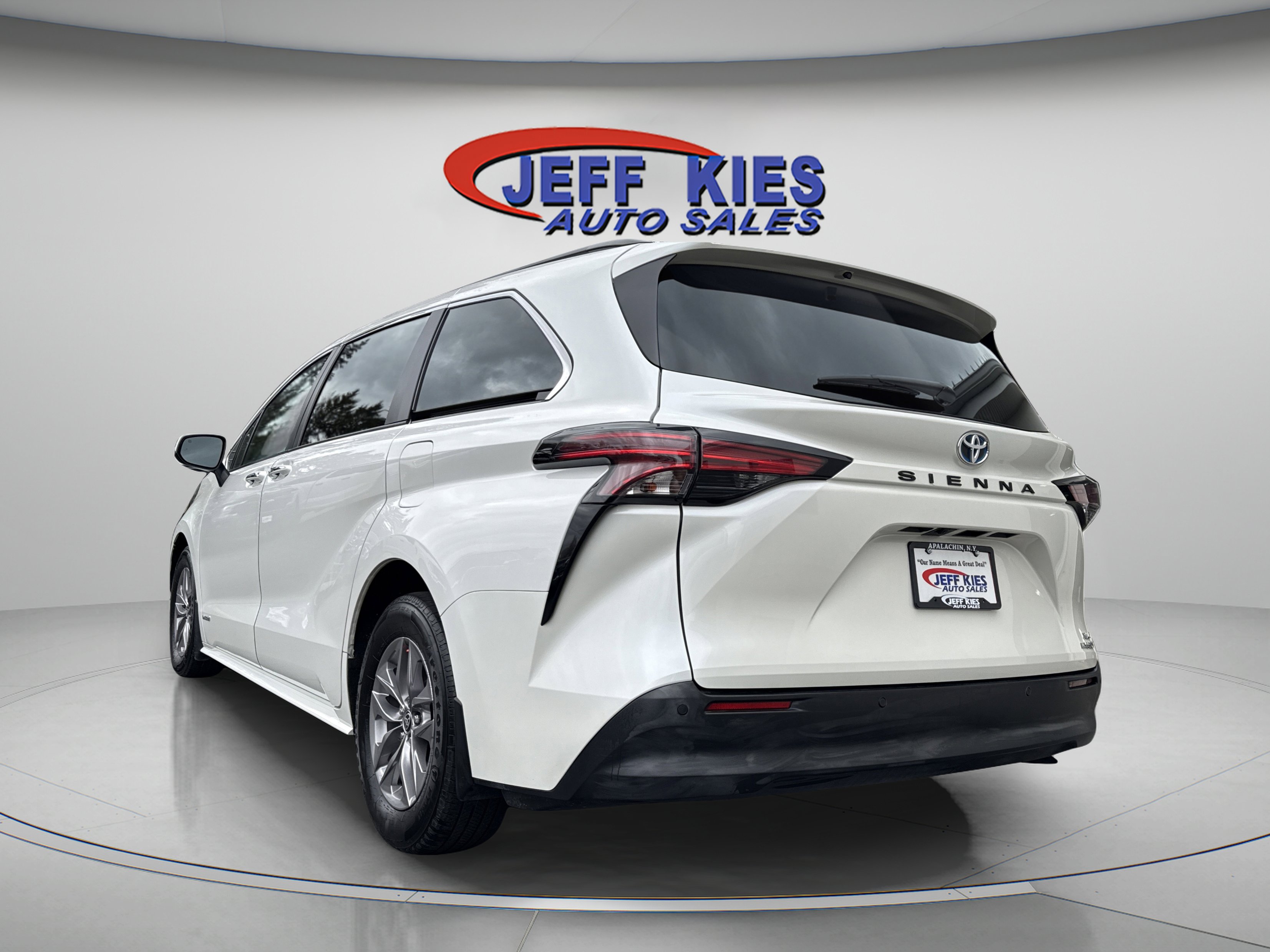 Used 2021 Toyota Sienna XLE w/ XLE Plus Package image 5