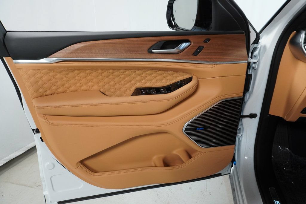 New 2023 Jeep Grand Cherokee Summit AWD/4WD image 25