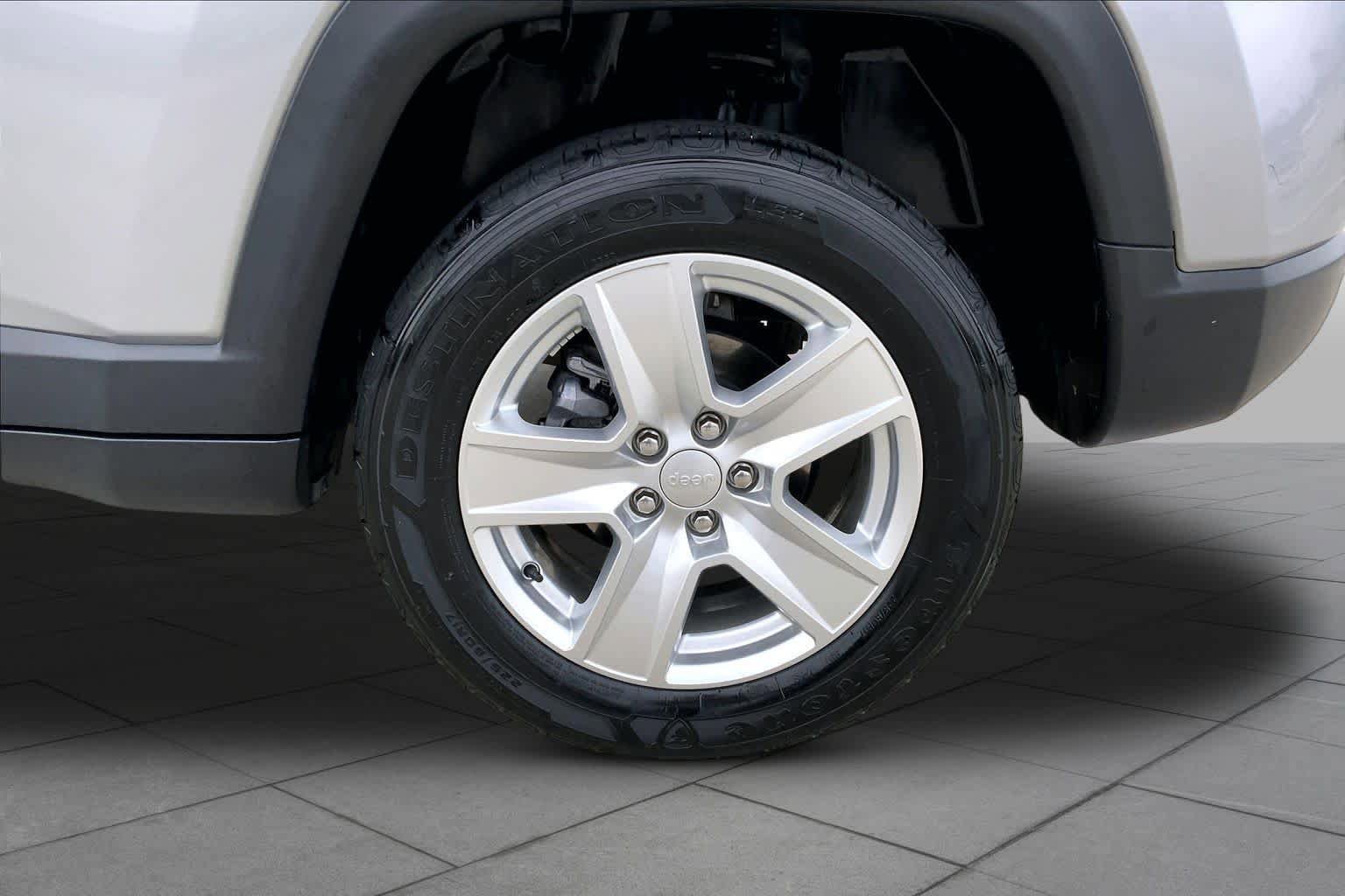 Used 2022 Jeep Compass Latitude w/ Sun and Sound Group AWD/4WD image 11