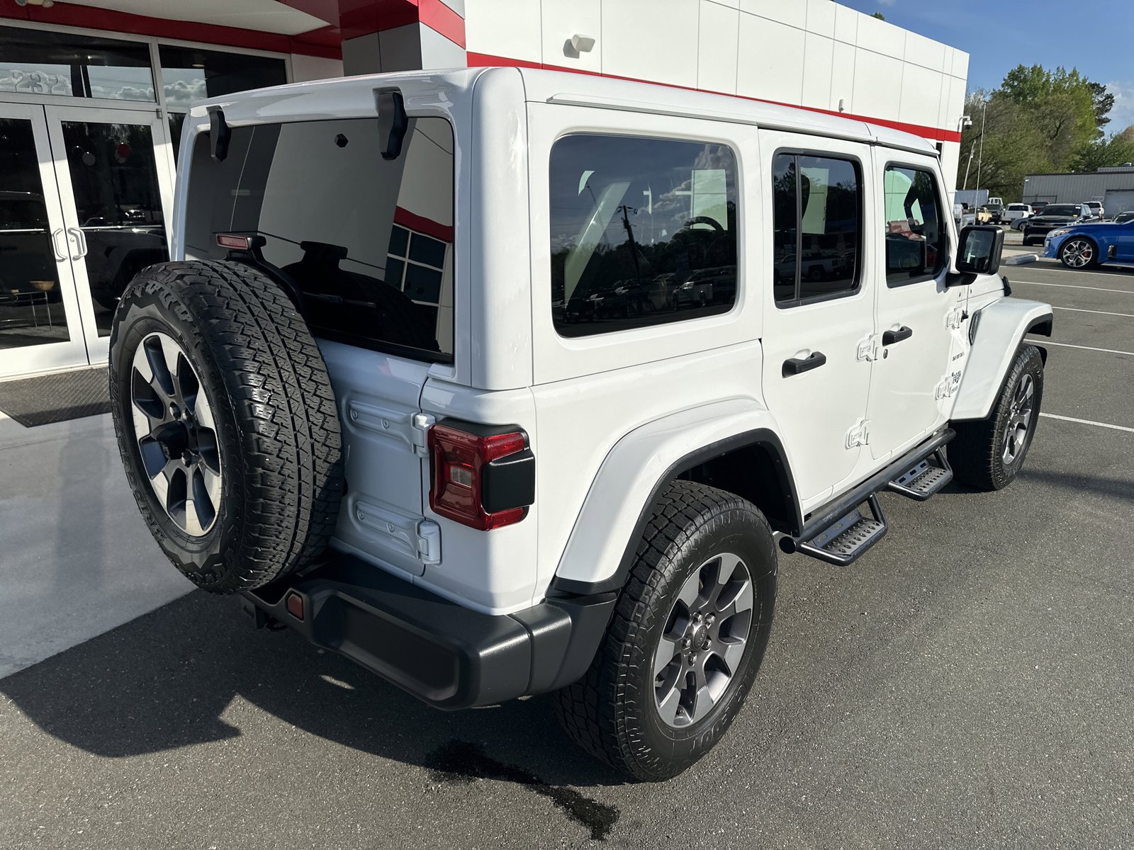 Used 2018 Jeep Wrangler Unlimited Sahara w/ Cold Weather Group AWD/4WD image 8