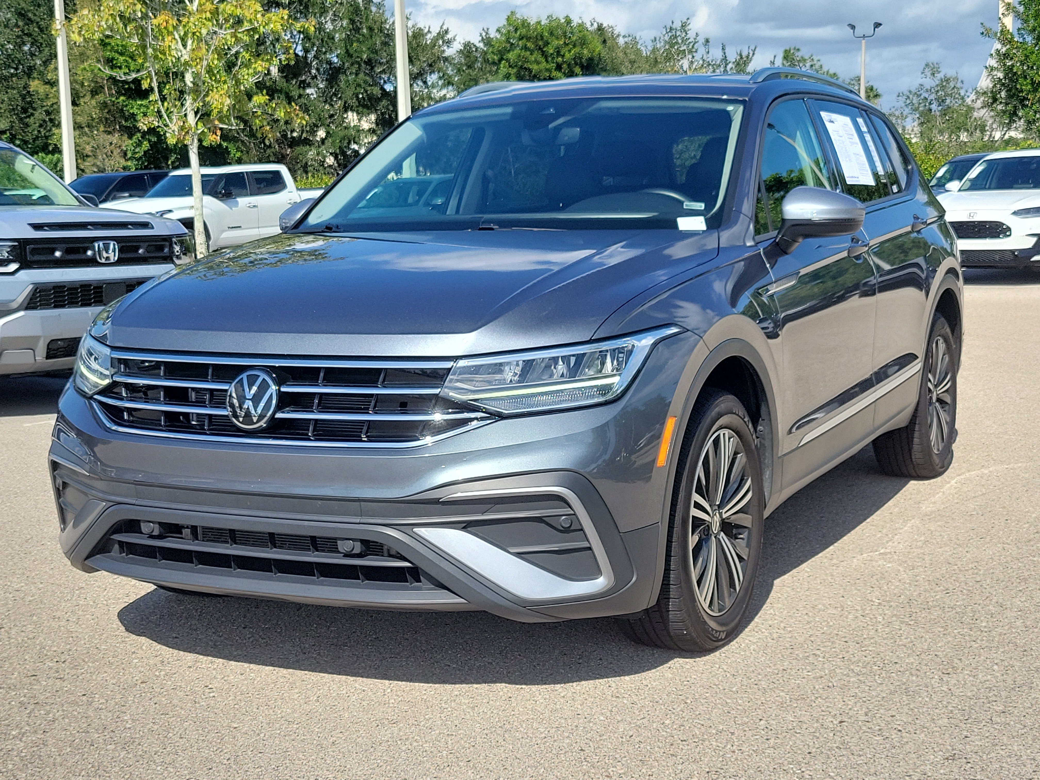Used 2024 Volkswagen Tiguan SE FWD image 3