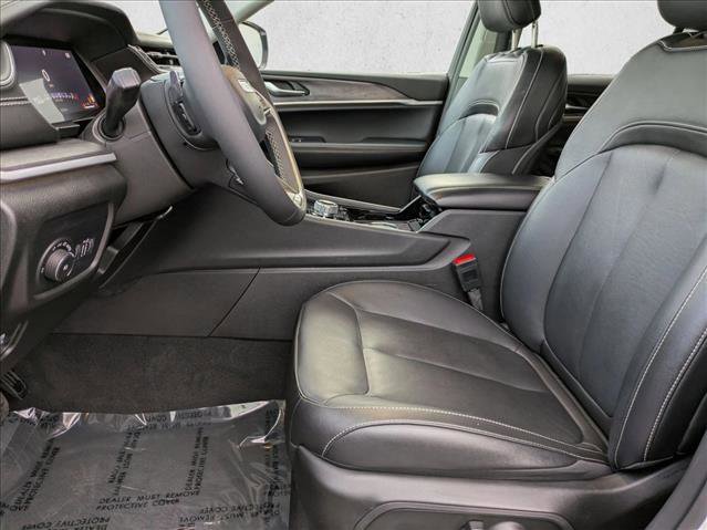 Used 2023 Jeep Grand Cherokee Limited w/ Black Appearance Package image 17