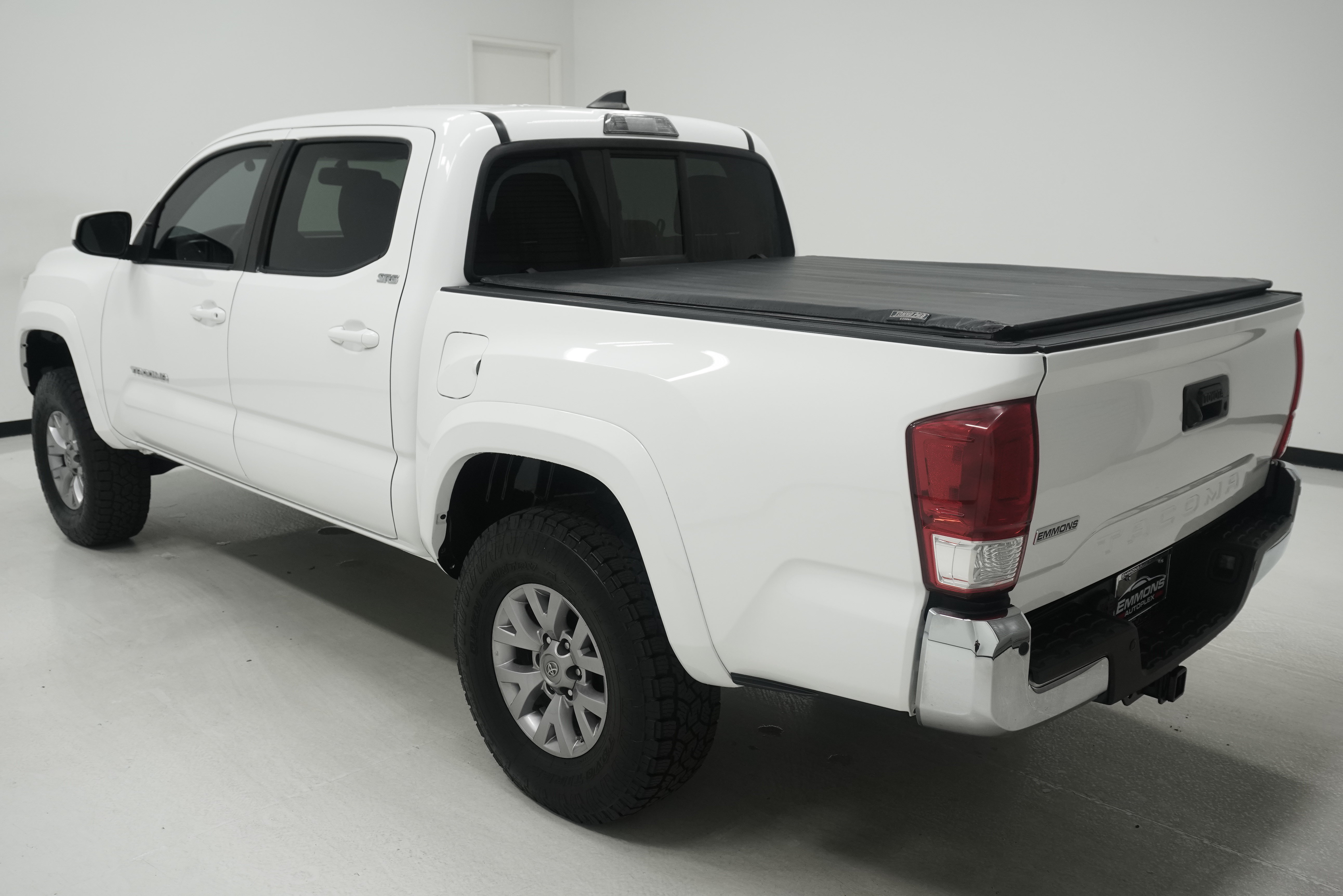 Used 2017 Toyota Tacoma SR5 w/ Tow Package RWD image 5