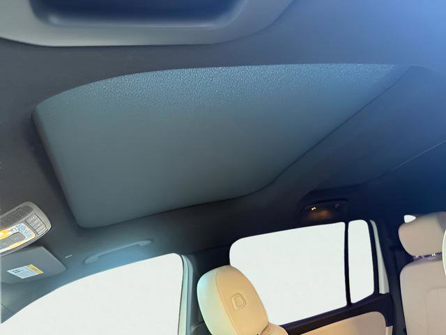 Used 2022 Mercedes-Benz GLB 250 w/ Premium Package Lite image 13