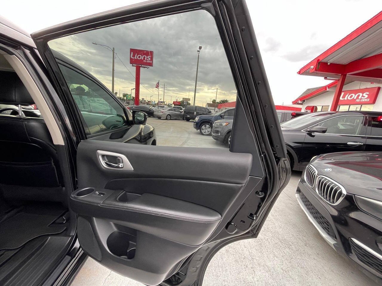 Used 2019 Nissan Pathfinder SL AWD/4WD image 14