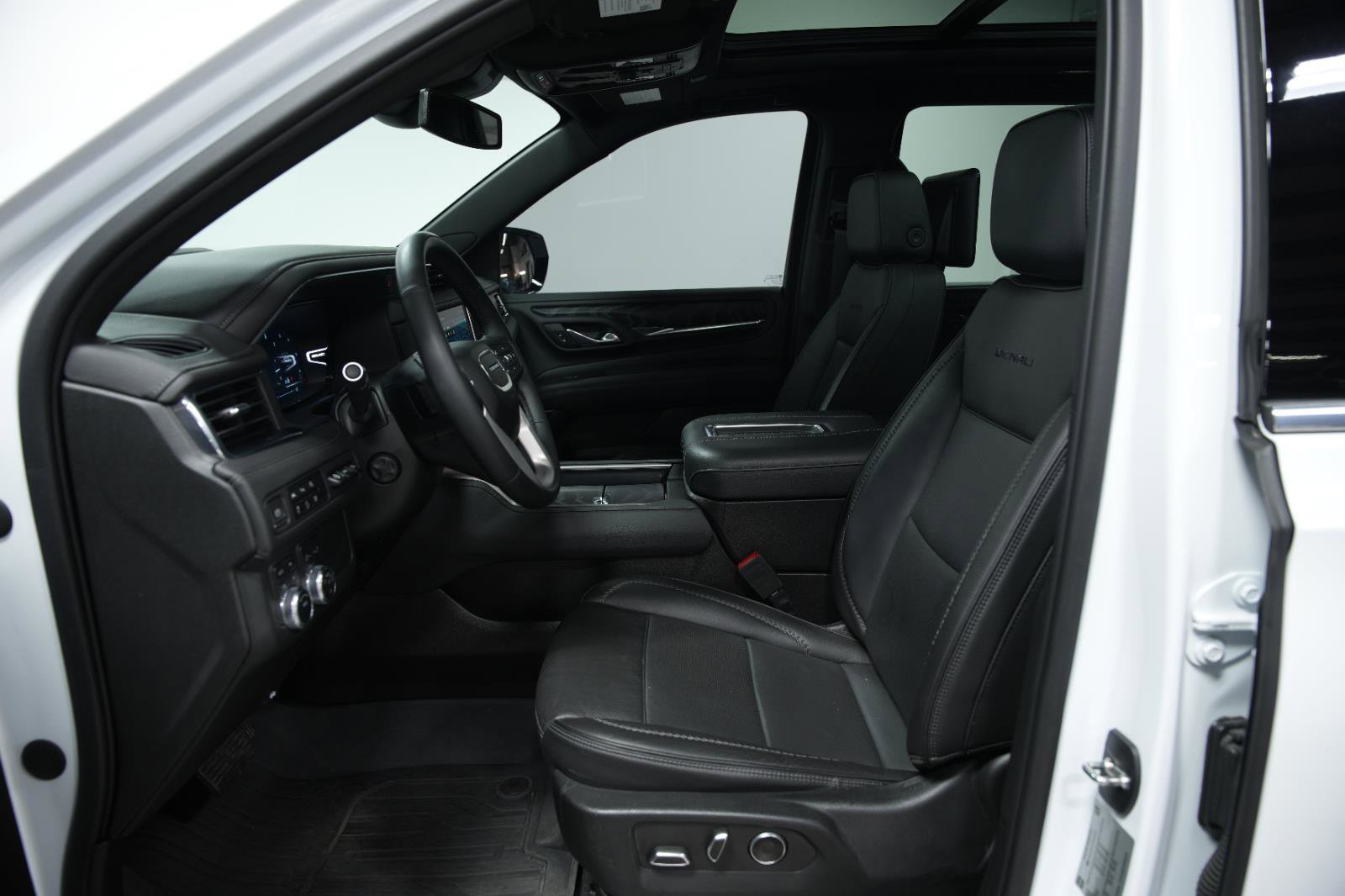 Used 2023 GMC Yukon Denali w/ LPO, Floor Liner Package image 28