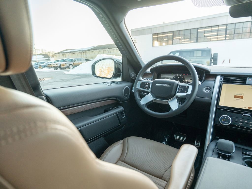 Used 2024 Land Rover Discovery Dynamic SE image 19