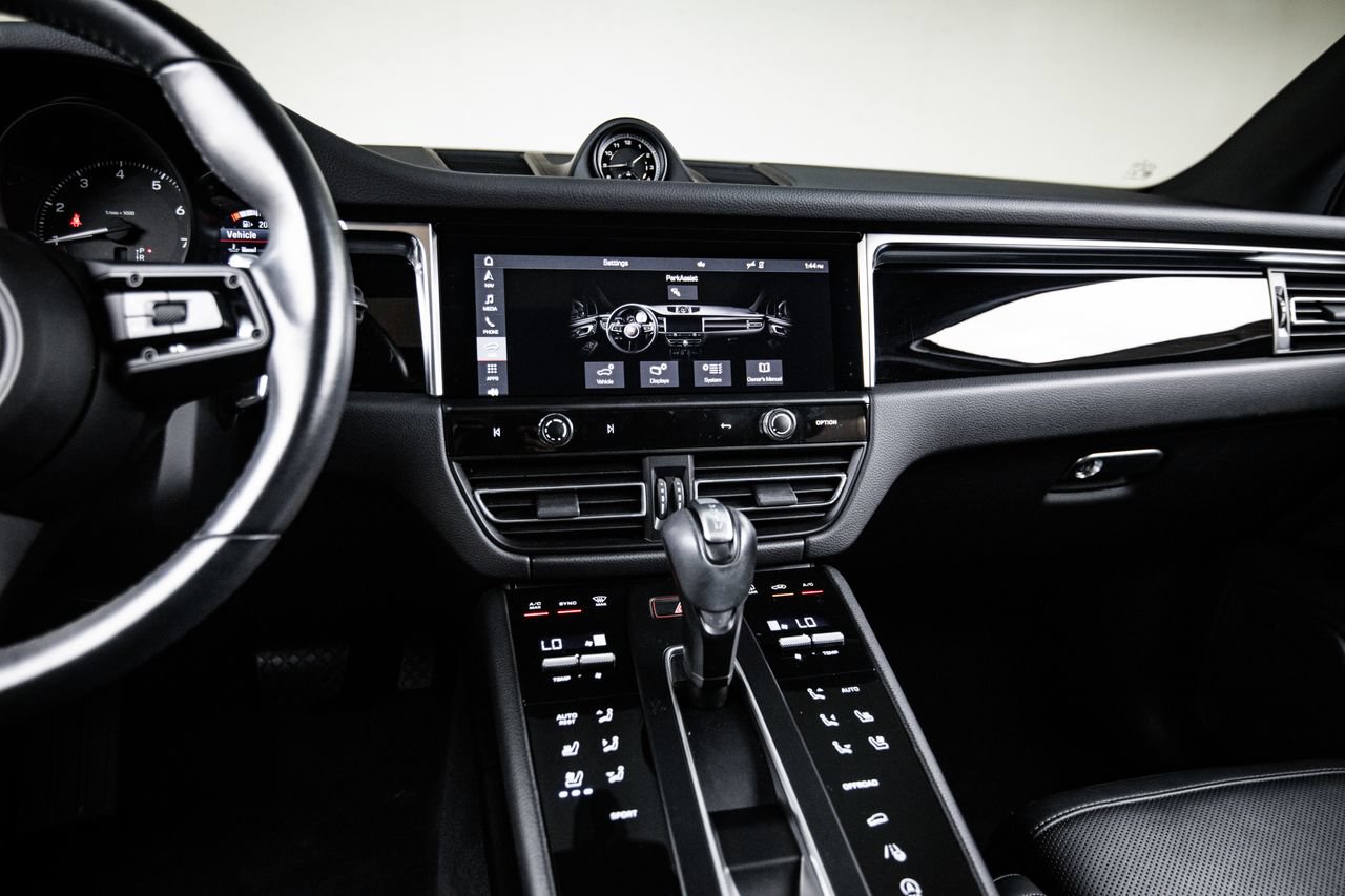 Certified 2024 Porsche Macan AWD/4WD image 19