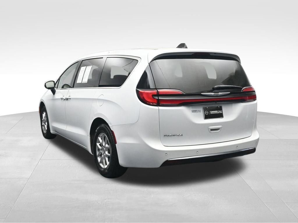 Used 2023 Chrysler Pacifica Touring-L image 4