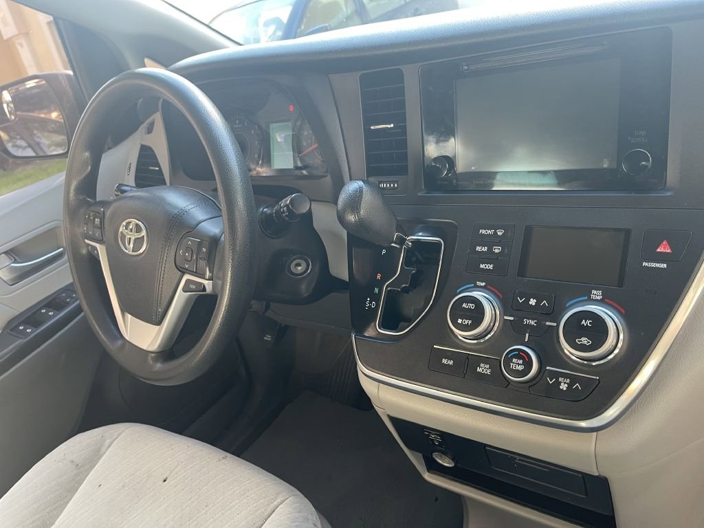 Used 2017 Toyota Sienna LE image 18
