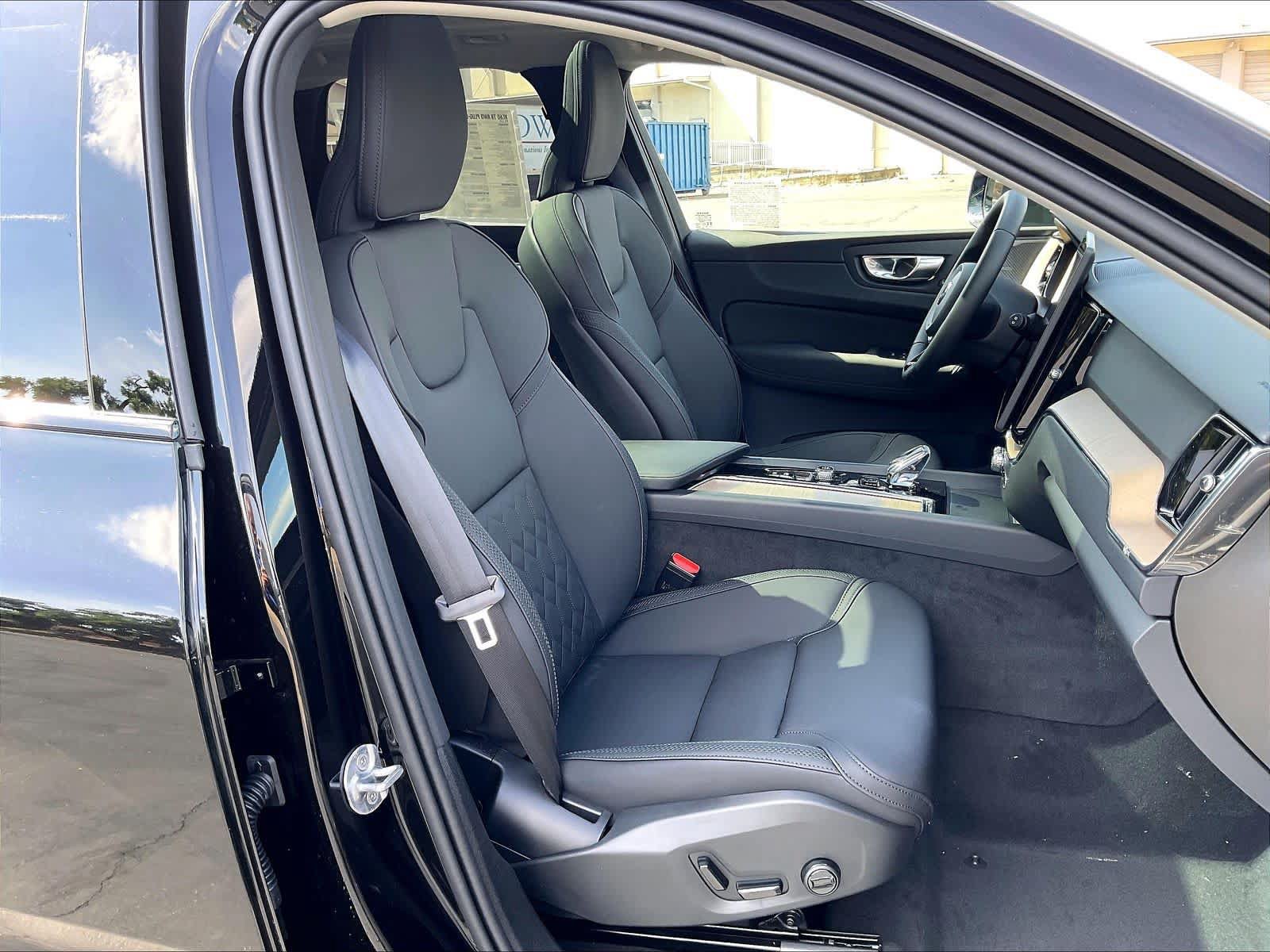 New 2026 Volvo XC60 T8 Plus w/ Climate Package PRO AWD/4WD image 31