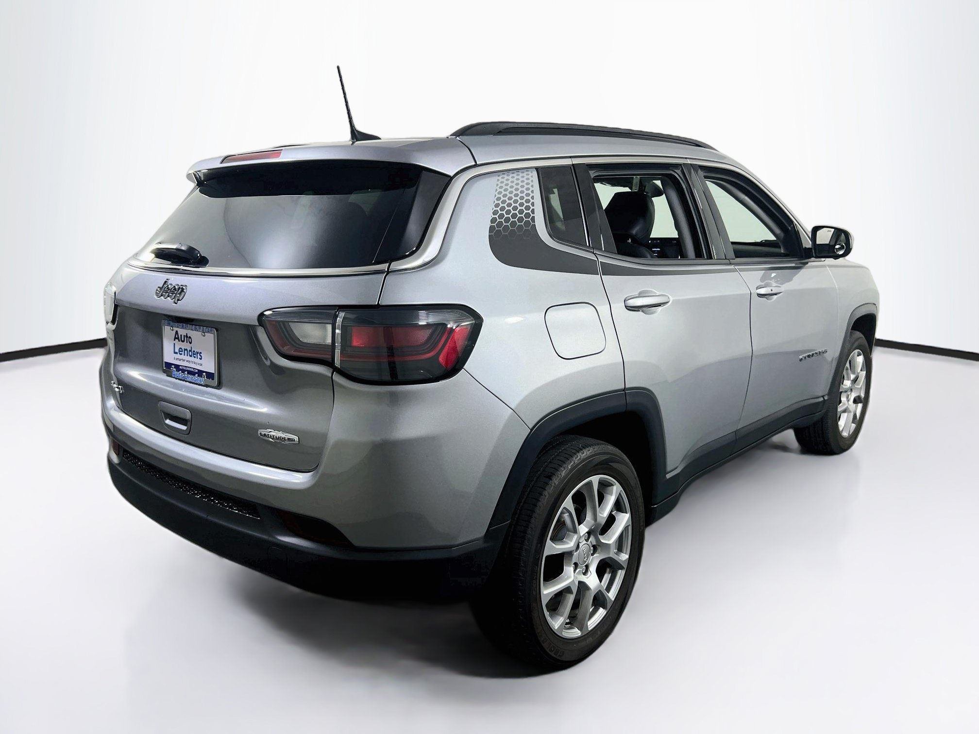 Used 2022 Jeep Compass Latitude w/ Sun and Sound Group AWD/4WD image 5