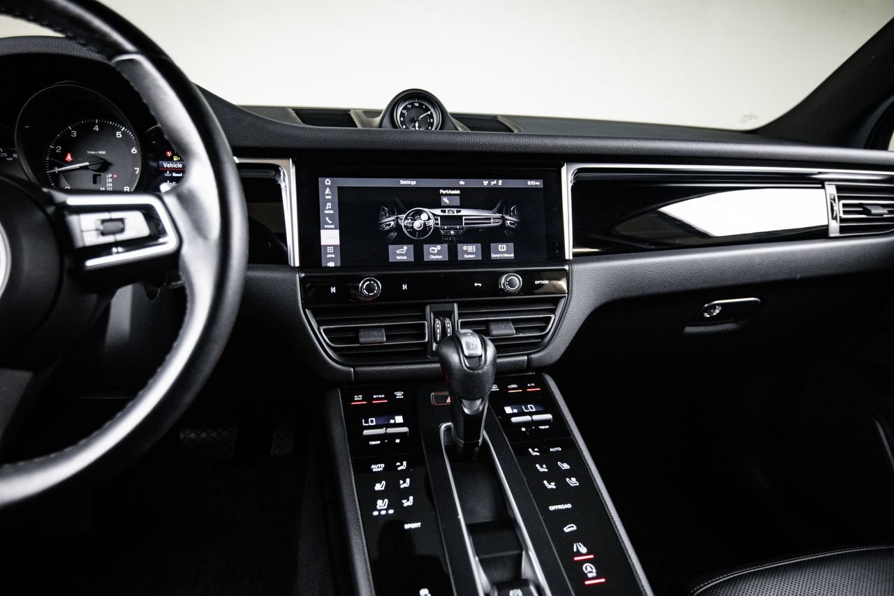Certified 2023 Porsche Macan AWD/4WD image 19