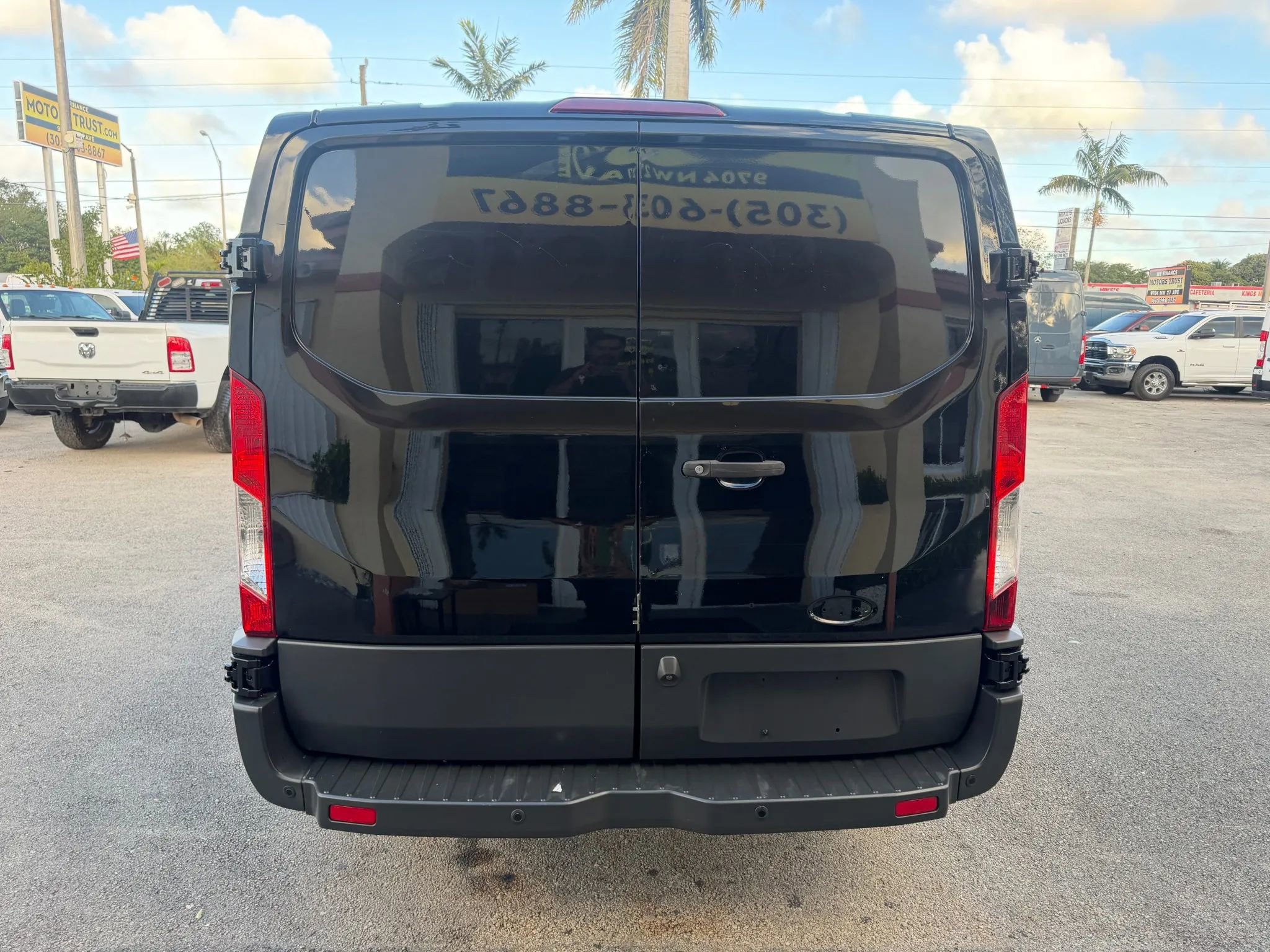 Used 2018 Ford Transit 150 130 Low Roof w/ Exterior Upgrade Package RWD image 4