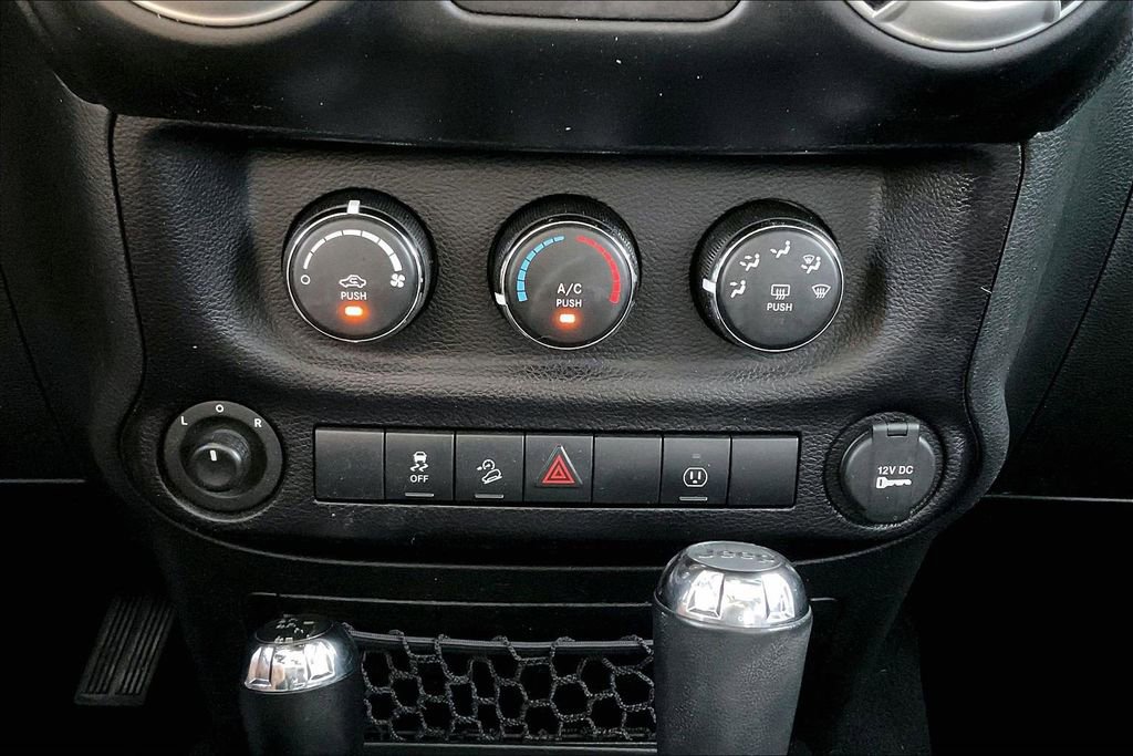 Used 2016 Jeep Wrangler Unlimited Sahara w/ Connectivity Group image 30