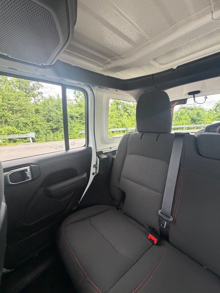 Used 2022 Jeep Wrangler Unlimited Rubicon w/ Cold Weather Group AWD/4WD image 18