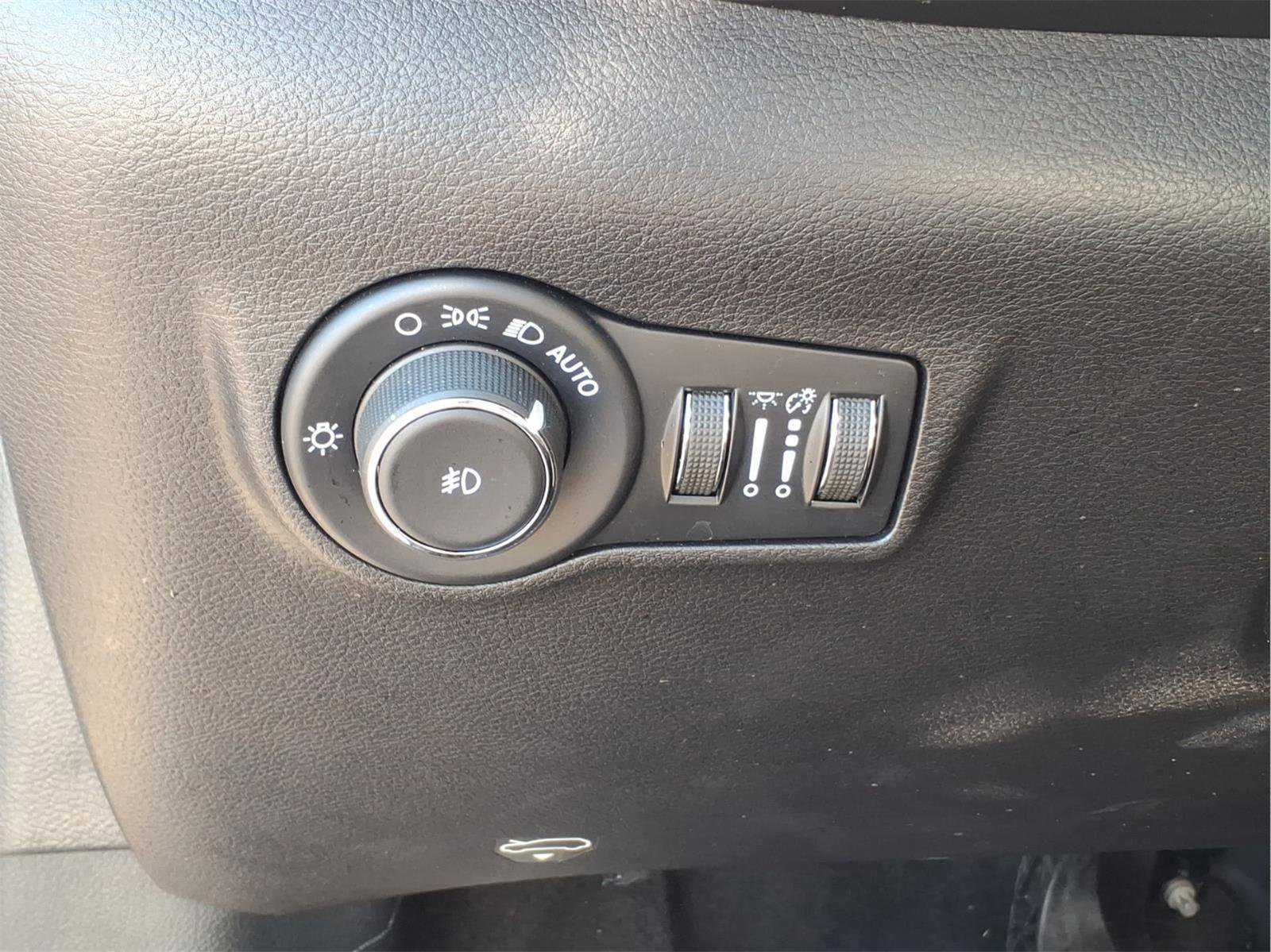 Used 2025 Jeep Compass Limited AWD/4WD image 17