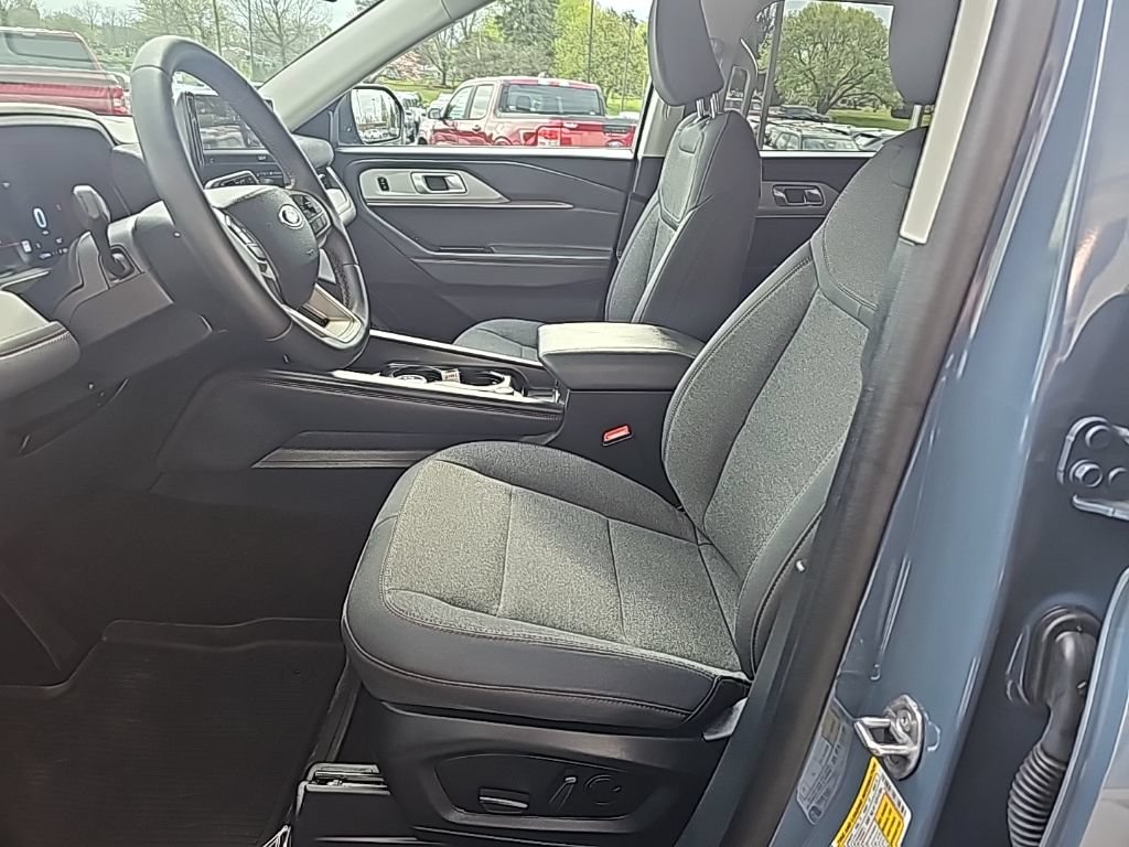 Used 2025 Ford Explorer Active AWD/4WD image 9