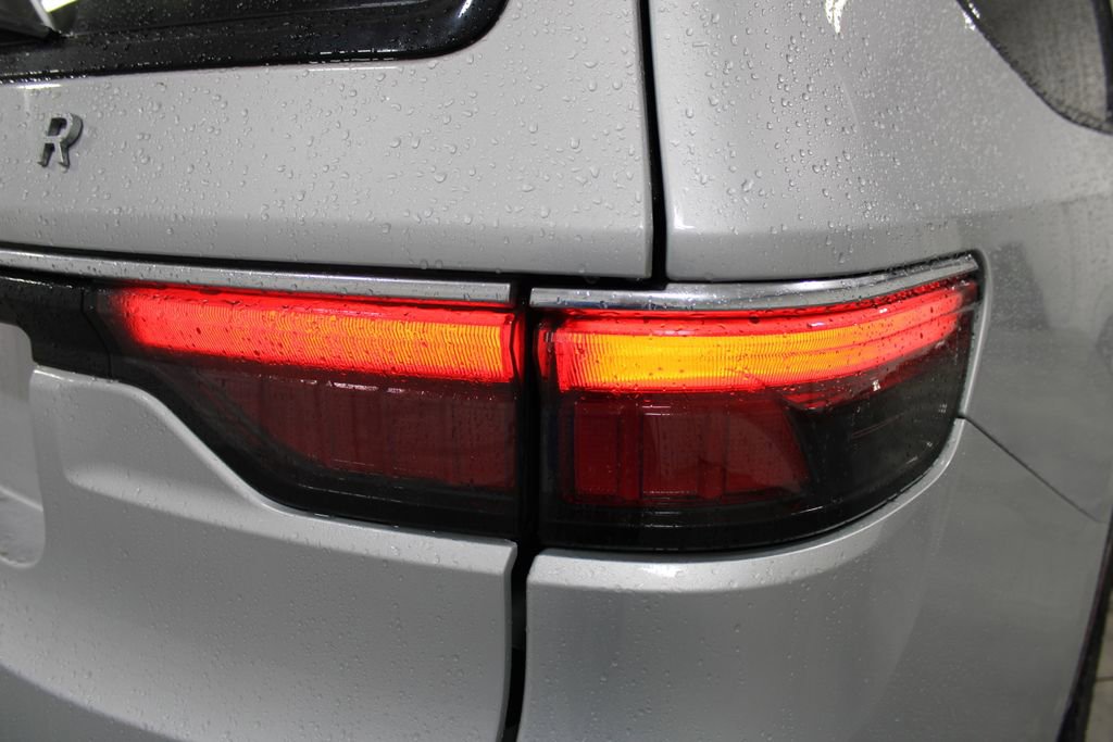 Used 2023 Jeep Wagoneer L Series III w/ Preferred Equipment Group image 28