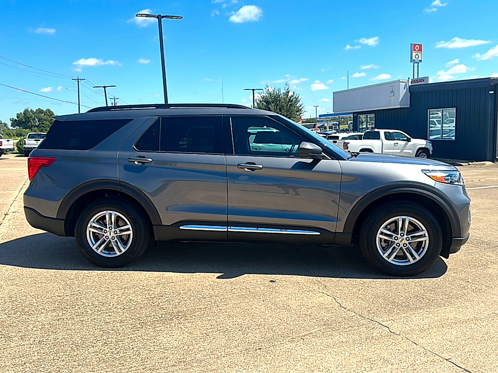 Used 2023 Ford Explorer XLT w/ Equipment Group 202A image 9